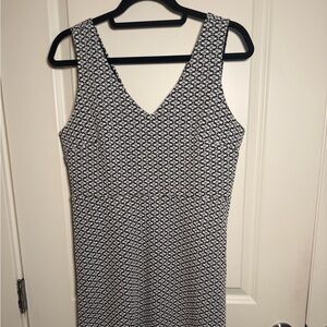 LOFT Ann Taylor Black/White Geo Textured A Line V-Neck Clean Girl Dress size 8 P